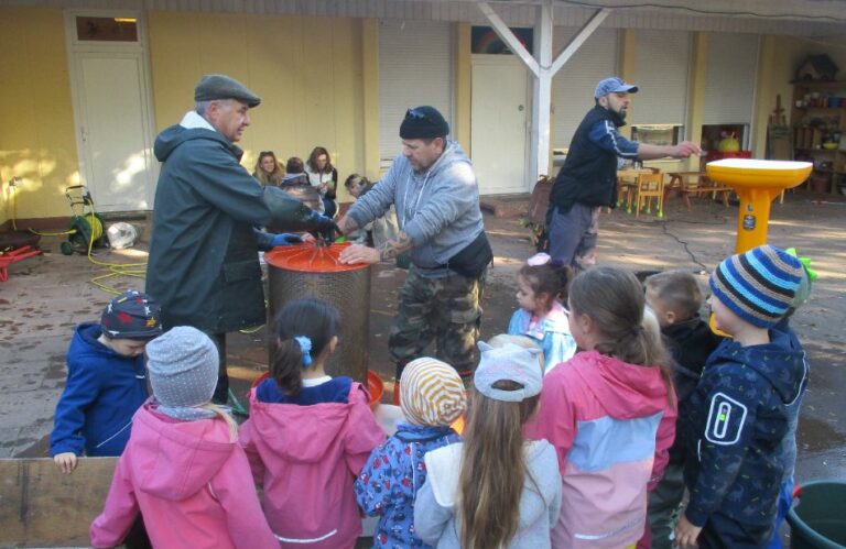 Erfolgreiche Aktion “Apfelsaft Pressen” In Der Kita Villa Kunterbunt: Gemeinschaftliches Erlebnis Für Kinder Und Eltern Mit Unterstützung Des Ogv