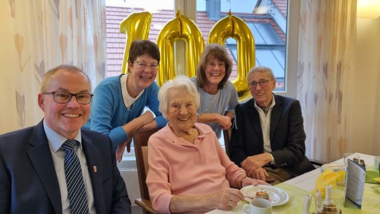 Anneliese Schmidt Feiert 100. Geburtstag