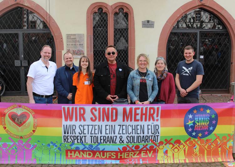Demonstration Auf Dem Obermarkt In Gelnhausen Mit Rund 300 Teilnehmern Skandale Um Spionage Für China Und Russland Sowie Schmiergeldzahlungen An Afd Sind Bedrückend!