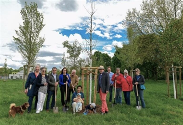Pünktlich Zum Tag Des Baumes Ist Das Erste Bürgerwäldchen Vollständig Bepflanzt