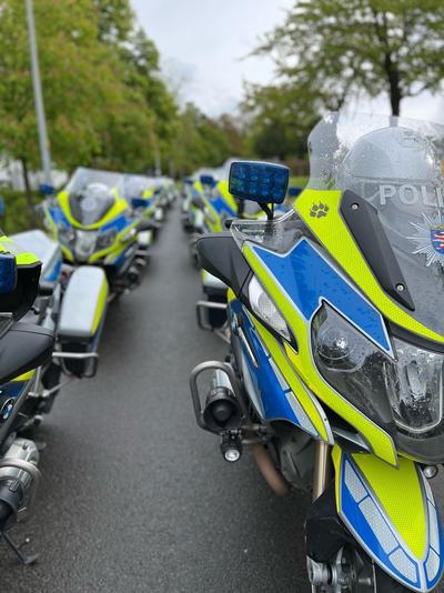 Polizeimotorräder kurz vor dem Rundkurs