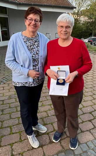 Inge Ullrich Mit Der „Ehrenplakette In Bronze“ Der Gemeinde Schöneck Von Bürgermeisterin Geehrt