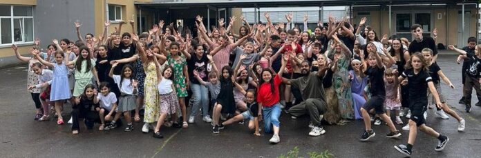 Schüler begeistern mit Bollywood-Flashmob!