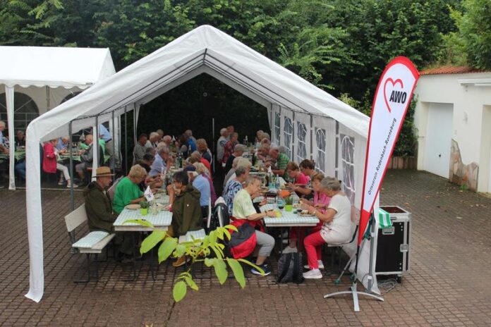 Lockere Atmosphäre beim Sommerfest der AWO Petrus konnte die Stimmung der Gäste nicht negativ beeinflussen