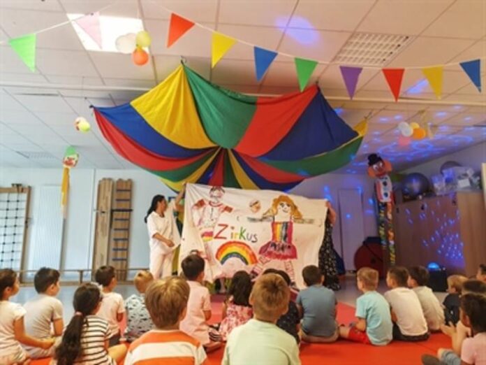 Vorschulkinder geben zum Abschied aus dem Familienzentrum Schillerstraße eine Zirkusshow