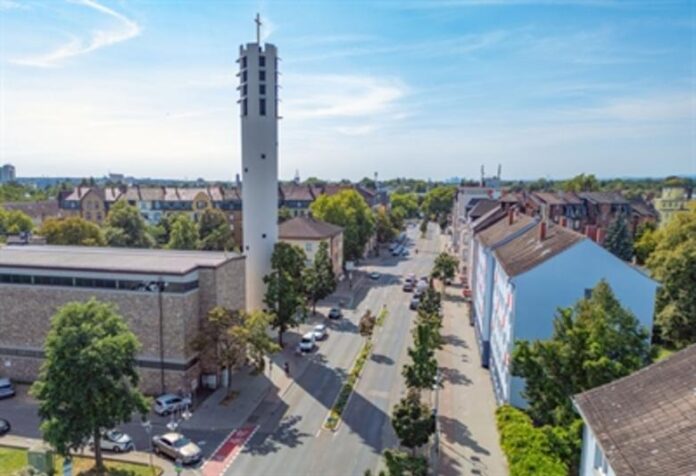 Neugestaltung der Beete entlang der Lamboystraße abgeschlossen – Sorge um zunehmende Vermüllung