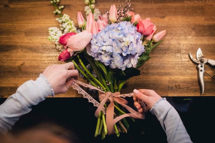 Blumengeschäfte im Main-Kinzig-Kreis: Für den Kreativ-Job mit Rosen, Nelken, Lilien & Co. gibt es mehr Geld