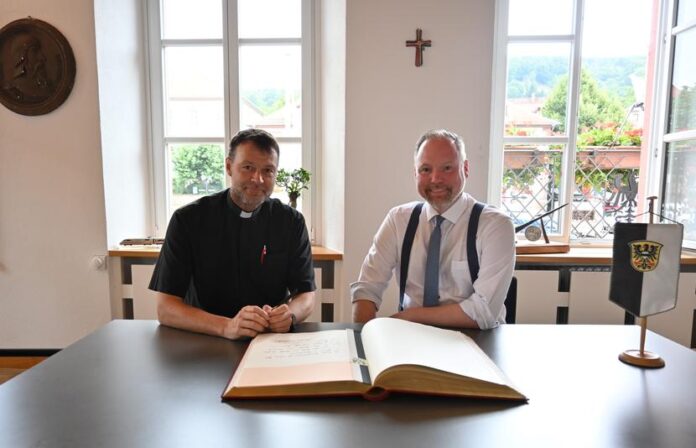 Eintrag ins Goldene Buch der Stadt Gelnhausen - Pfarrer Markus Günther verabschiedet sich aus der Barbarossastadt