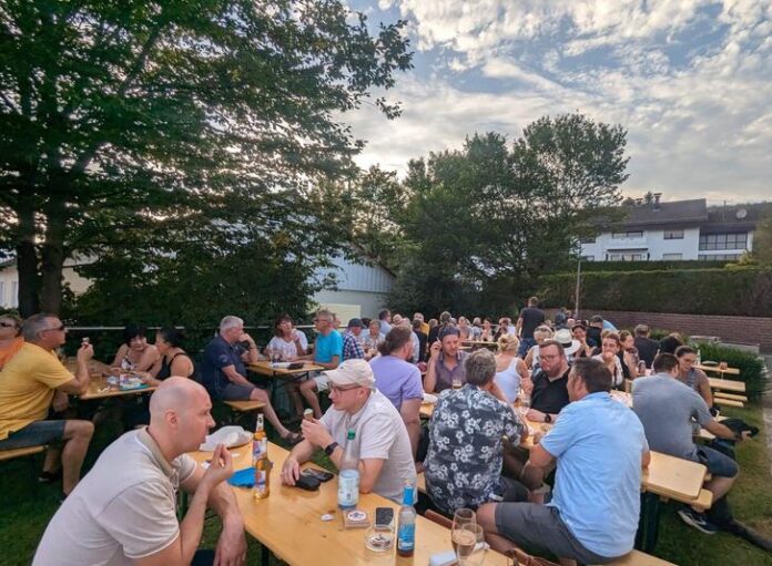 Voller Biergarten beim WCV - Grillfest