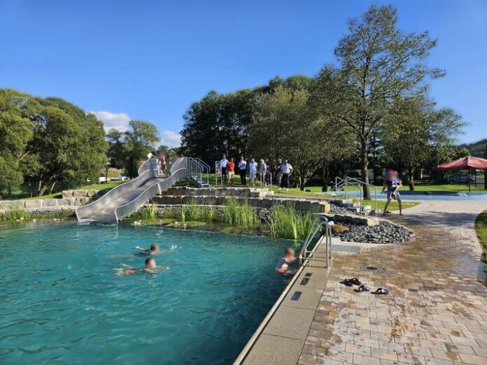 Ein bedeutender Meilenstein für Mernes: Das Naturbad öffnet seine Türen!