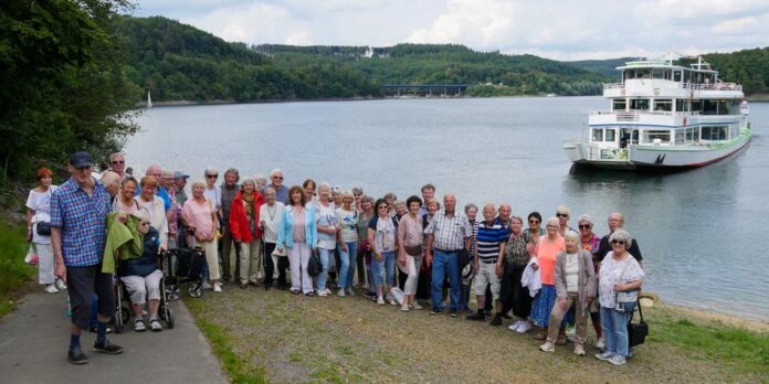 Unberührte Uferlandschaften und sonniges Wetter am Biggesee