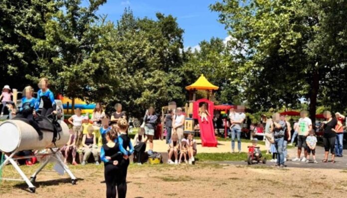 Pferd auf dem Spielplatz sorgt für 