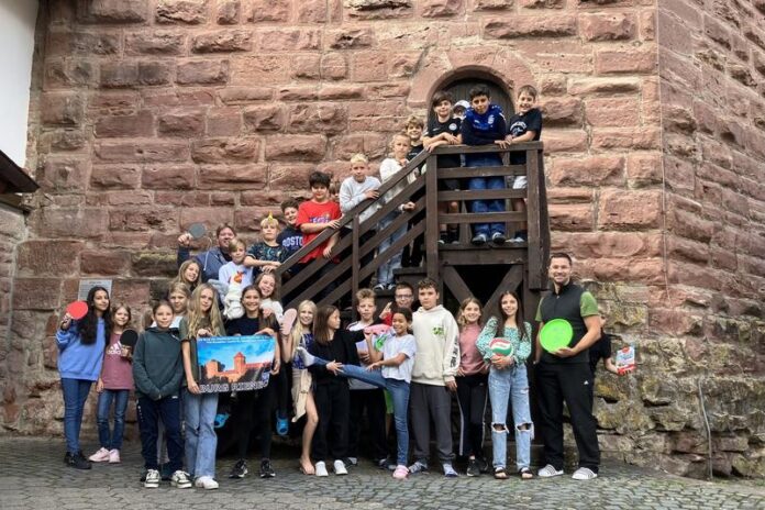 Teambuilding, Naturerfahrungen und erlebnisorientiertes Lernen auf der historischen Burg Rieneck