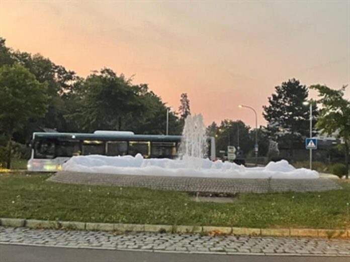 Stadt Hanau stellt Strafanzeige: Brunnen an der Dettinger Straße zum Schäumen gebracht