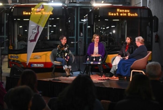 Erfolgreicher Kick-off für ‚Hanau liest ein Buch 2024‘ in der HSB-Gelenkbushalle