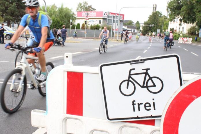 Tausende radeln auf autofreien Straßen