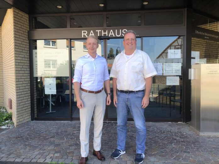 Antrittsbesuch in Hasselroth: Neuer Kreisbeigeordneter Jannik Marquart und Bürgermeister Matthias Pfeifer besprechen Zukunftsthemen der Gemeinde