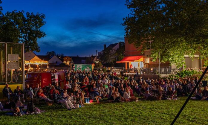 Open-Air-Kino Bruchköbel zum ersten Mal im Schwimmbad