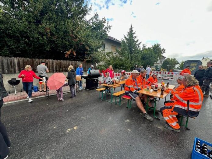 Anwohner haben Bauarbeiter zu einem Straßenfest eingeladen