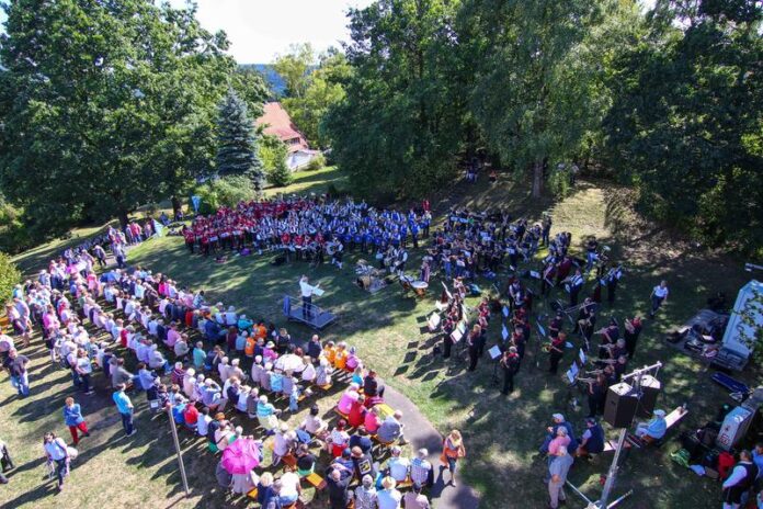 Besinnliche Momente im Trubel: Die Ökumenische Bergandacht beim 17. Internationalen Blasmusikfestival in Bad Orb