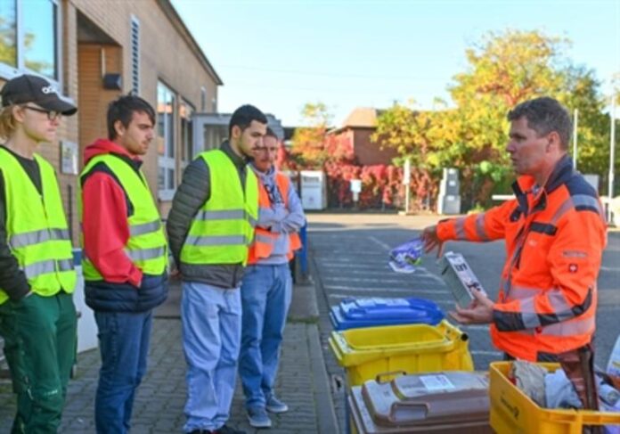 Teilnehmende des Berufsbildungsbereichs gewinnen Einblicke in systemrelevante Arbeit des Hanauer Wertstoffhofs