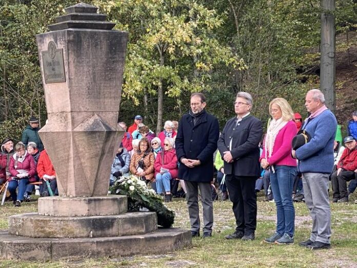 Spessartbund gedenkt der Verstorbenen - 300 Spechte nehmen Abschied am Pollasch