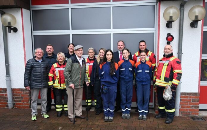 Feuerwehrstützpunkt in Roth erhält neues Rolltor - Erich Hofacker spendet Geld an Jugendfeuerwehr