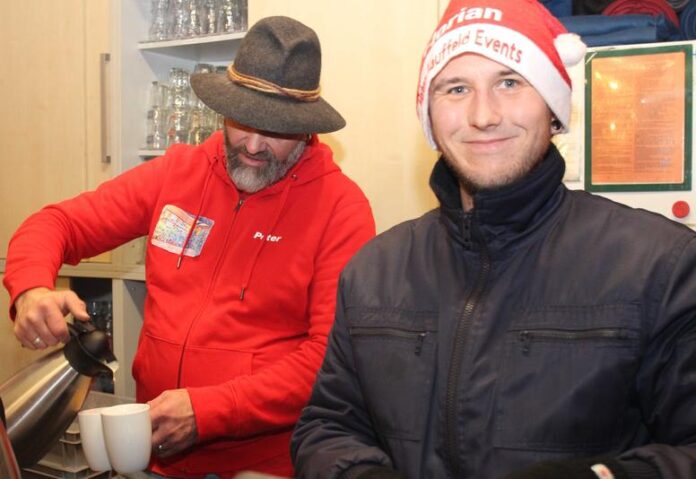 „Weihnachtsmarkt im romantischen Innenhof“ von Peter Kauffeld in der Mühlenstraße 12 in Niederrodenbach Kommunikations-Treffpunkt für viele Freunde und Bekannte aus Nah und Fern