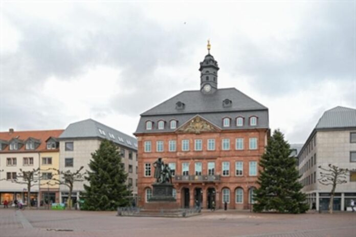 „Hänsel und Gretel“ stehen in diesem Jahr vor dem Neustädter Rathaus