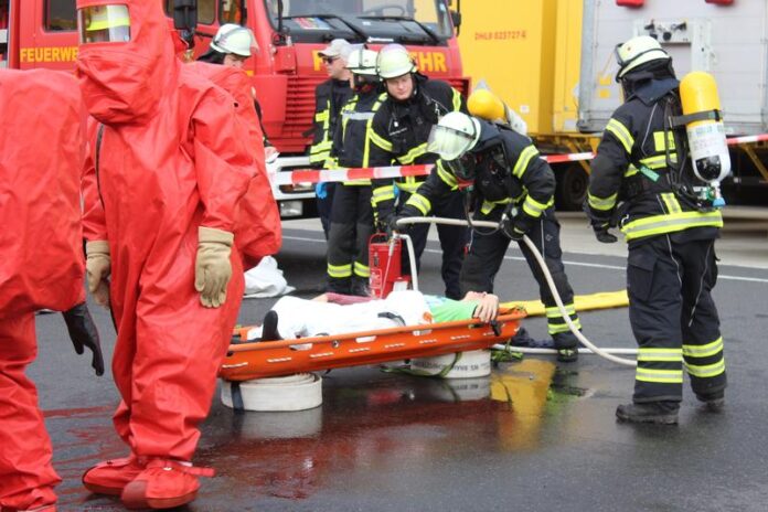 Übungsszenario: Brennender Akku führt zu Chemieunfall mit mehreren Verletzten