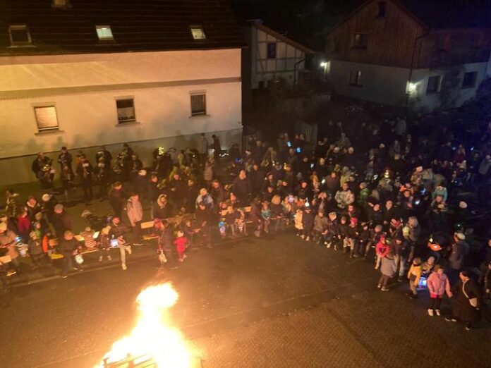 Ein leuchtendes Fest: Der Laternenumzug der Kita Hassel-Bande begeistert Groß und Klein