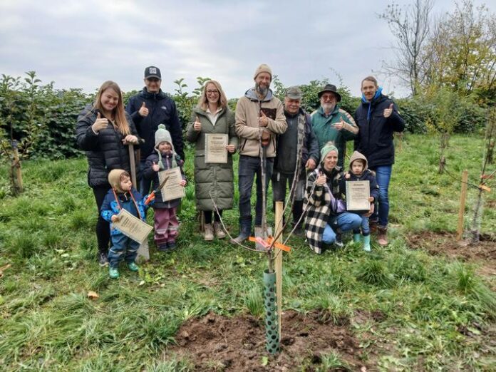 Baumpflanzaktion des OGV Eichen: Ein Erfolg für Baumpaten und die Natur