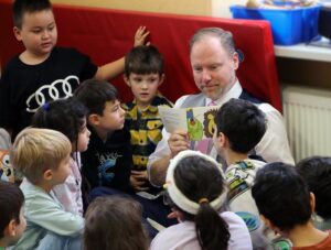 bundesweiter vorlesetag: gelnhausens bürgermeister liest in der „rappelkiste“ aus eigenen kinderbüchern vor