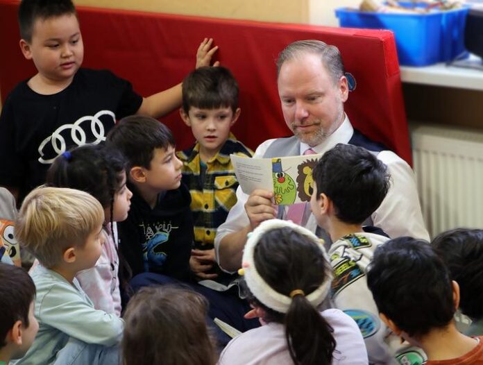 Bundesweiter Vorlesetag: Gelnhausens Bürgermeister liest in der „Rappelkiste“ aus eigenen Kinderbüchern vor