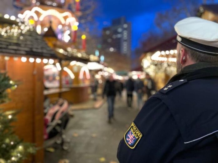 Kontrollen auf Weihnachtsmärkten: Messerverbot und Konsumverbot von Cannabis im Fokus / Weihnachtsmarkt-Wache in Hanau