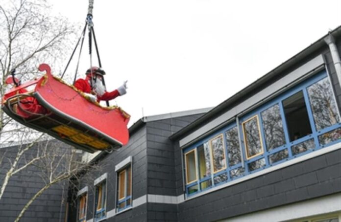 Nikolaus-Aktion: Feuerwehr Hanau sorgt für unvergessliche Momente in der Kinderklinik