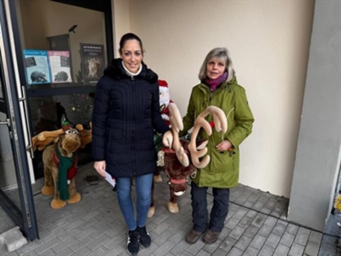 Stadträtin Isabelle Hemsley besucht Tierbescherung im Tierheim Hanau