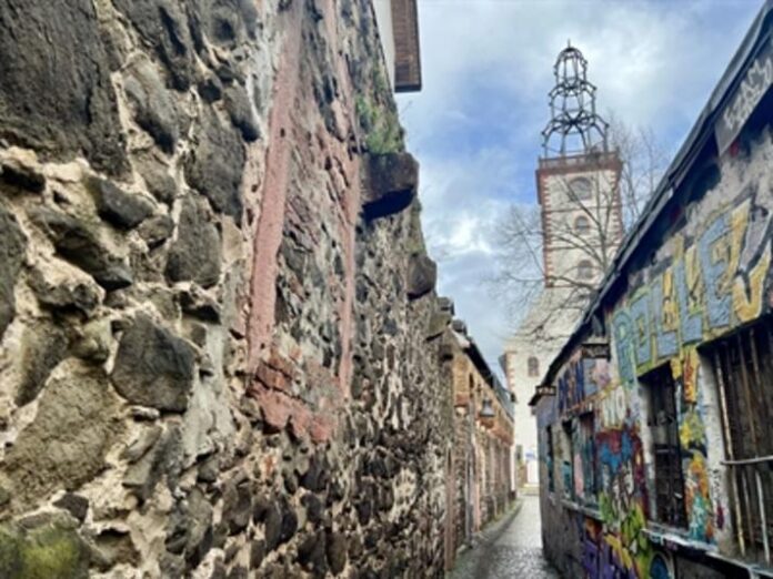 Historische Stadtmauer zwischen der Metzgerstraße und Ramsaystraße erfolgreich saniert