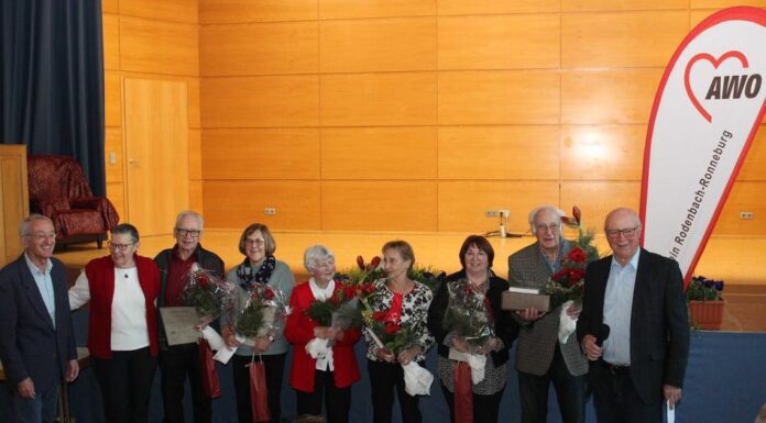 Stimmungsvoller vorweihnachtlicher Kaffeenachmittag Ehrung langjähriger AWO-Mitglieder durch den Ortsverein Rodenbach-Ronneburg