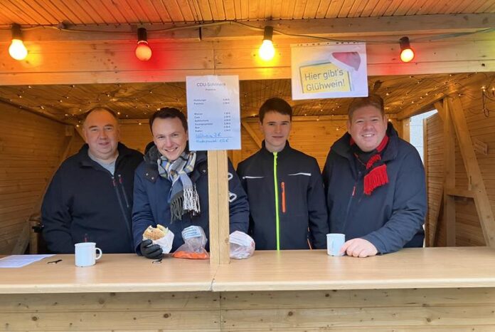 CDU Schöneck mit Stand auf dem Weihnachtsmarkt: Schöneck Burger und prominente Gäste