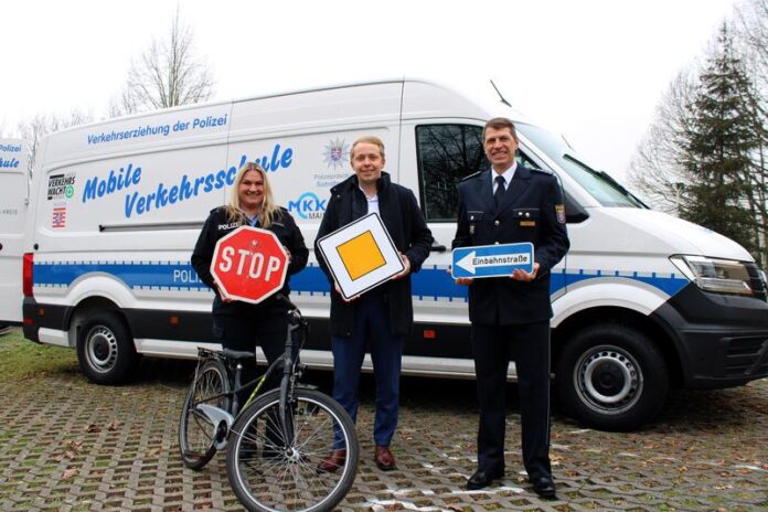 Mit der mobilen Verkehrsschule lernen Kinder richtiges Verhalten im Straßenverkehr