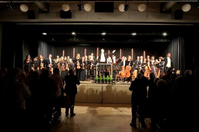 „ROSEN AUS DEM SÜDEN“ – NEUJAHRSKONZERT DER NEUEN PHILHARMONIE FRANKFURT