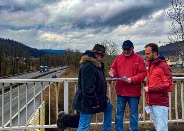 Michael Neuer (SPD) im Gespräch mit Anwohnern der A66 in Gelnhausen-Höchst