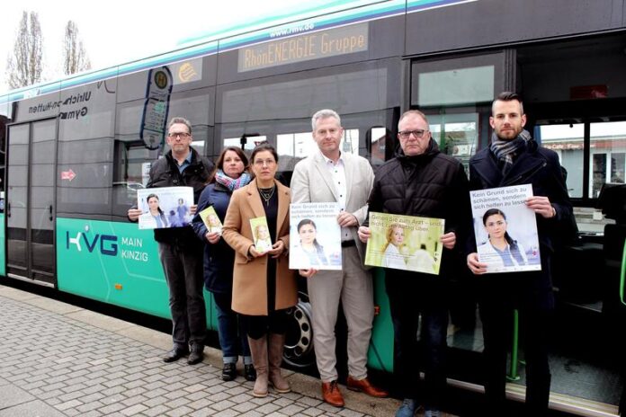 Kreisweite Plakataktion in Bussen macht auf Hilfsangebot nach einer Vergewaltigung aufmerksam