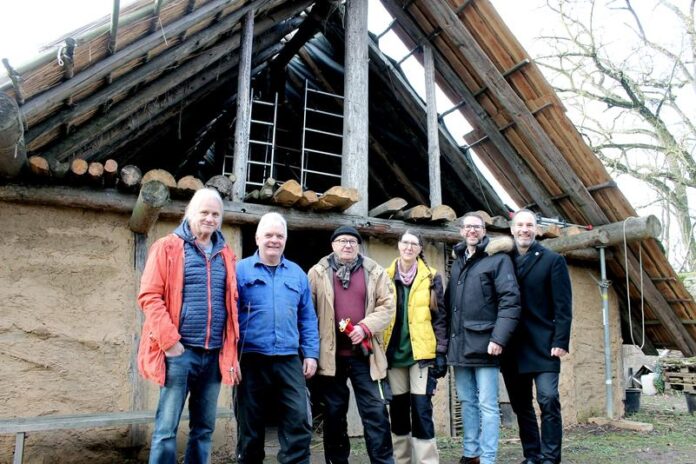 Jungsteinzeit wird im Hexenturmgarten vonWindecken zum Leben erweckt