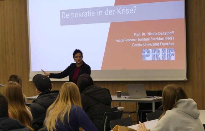 Demokratie in der Krise? – Prof. Dr. Nicole Deitelhoff zu Gast an den Kaufmännischen Schulen Hanau