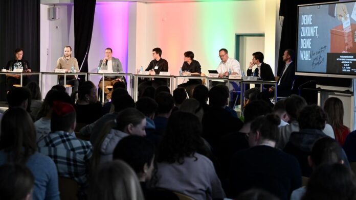 Politische Bildung hautnah: Schüler organisieren spannende Podiumsdiskussion zur Bundestagswahl