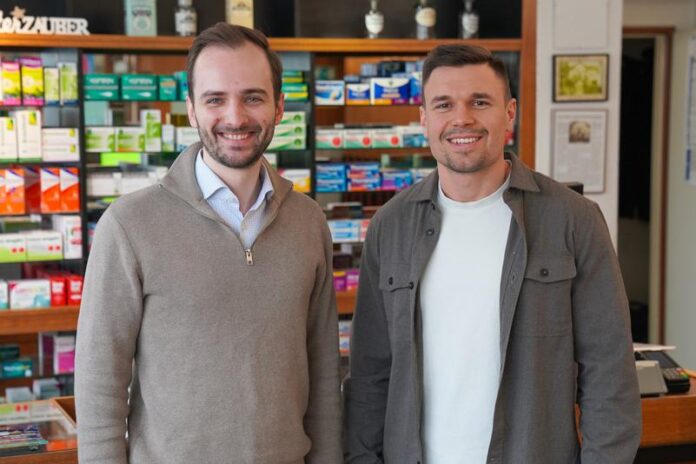 SPD-Bundestagskandidat Michael Neuner im Austausch mit Marc Brauer von der Einhorn-Apotheke in Sterbfritz.