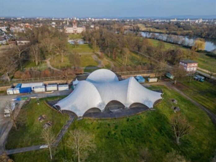 Das Amphitheater hat sein Dach zurück