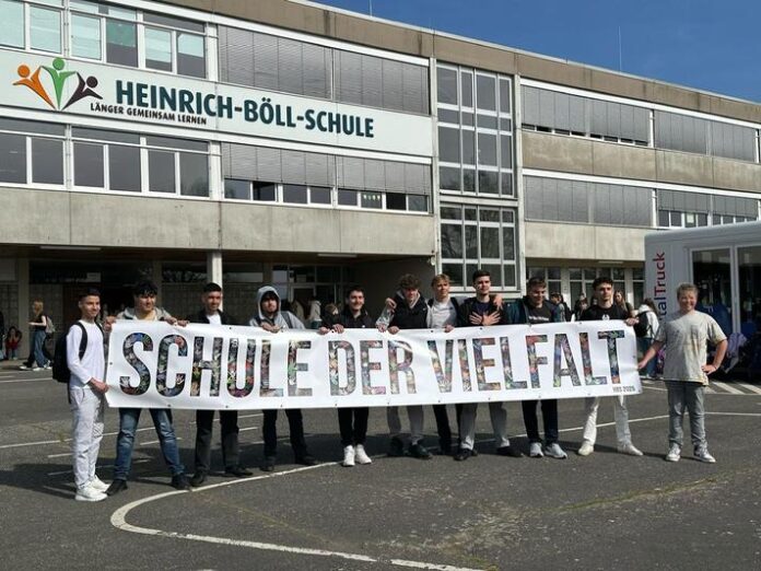 Wochen gegen Rassismus: Schüler gestalten Banner für Vielfalt